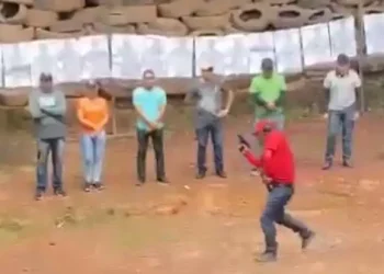 Um vídeo que começou a circular nas redes sociais nesta segunda mostra o militar realizando disparos de arma de fogo entre os alunos, que estavam lado a lado, separados a poucos centímetros de distância uns dos outros, durante uma aula do curso. (Reprodução/ Redes sociais)