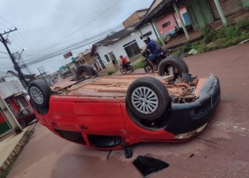 Carro capota no Bairro São José. (Foto: Reprodução).