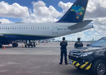 A Polícia Federal prendeu um homem condenado por roubo. A detenção, neste sábado (6), no Aeroporto Internacional de Belém. Ele havia acabado de chegar de Manaus (AM), onde mora, quando foi abordado pela Polícia Federal ainda no assento da aeronave. (Foto: Assessoria de Comunicação Social da PF no Pará)