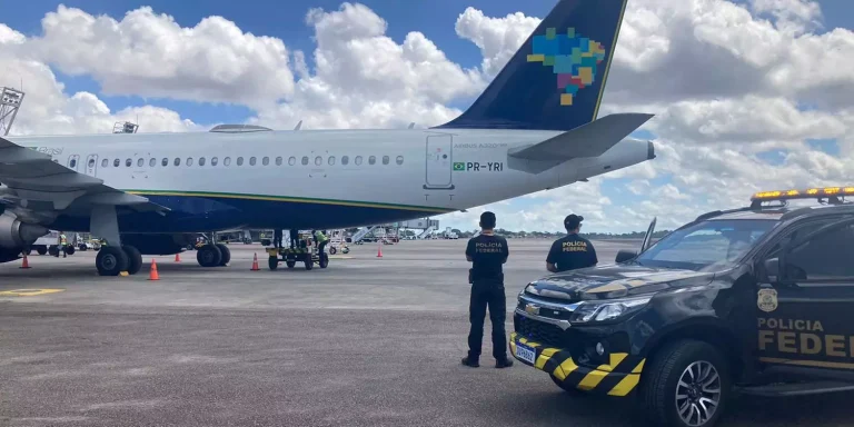 A Polícia Federal prendeu um homem condenado por roubo. A detenção, neste sábado (6), no Aeroporto Internacional de Belém. Ele havia acabado de chegar de Manaus (AM), onde mora, quando foi abordado pela Polícia Federal ainda no assento da aeronave. (Foto: Assessoria de Comunicação Social da PF no Pará)