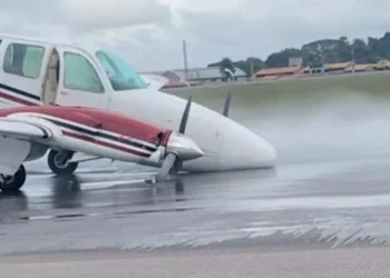 Avião ficou "de bico" após pouso de emergência em Belém nesta quinta-feira — Foto: Rede social/Reprodução
