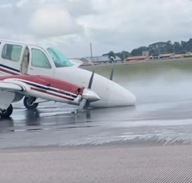 Avião ficou "de bico" após pouso de emergência em Belém nesta quinta-feira — Foto: Rede social/Reprodução