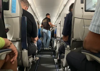 Prisão ocorreu dentro do avião em que a suspeita estava. — Foto: Ascom PF-PA