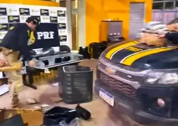 Foram encontrados diversos tabletes de substância análoga à maconha, de variados tamanhos, escondidos tanto no aparelho quanto na parte do condensador do ar (Divulgação/PRF)