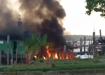 Posto de combustível flutuante pega fogo em Abaetetuba, no Pará. — Foto: Reprodução / TV Liberal