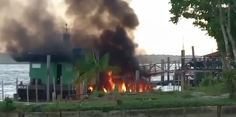 Posto de combustível flutuante pega fogo em Abaetetuba, no Pará. — Foto: Reprodução / TV Liberal