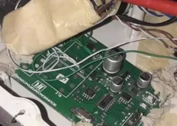 Na casa dos empresários foi encontrado o mecanismo usado para fraudar o consumo de energia, considerado sofisticado pelo funcionamento com controles remotos (Equatorial Pará / Divulgação)