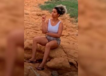 Moradora de Uruará, no Pará, posa em rua com crateras como forma de protesto