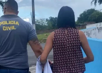 Mulher é presa por tentar matar filho do marido com outra; vítima tem um mês de vida