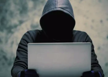 Comumente chamado de “perseguição” e popularizado pela expressão em inglês “stalking”, esse crime foi sancionado em 31 de março de 2021 pelo então presidente Jair Bolsonaro. Prevê pena de até dois anos, com possibilidade de aumento, caso a vítima seja criança, adolescente, idosa ou mulher. (Reprodução)