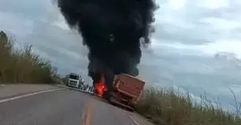 Colisão ocorreu entre um carro de passeio e uma carreta. Veículos pegaram fogo após a batida.
