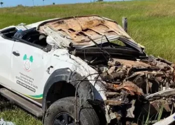 Carro da prefeitura ficou danificado após o acidente (Reprodução Instagram)