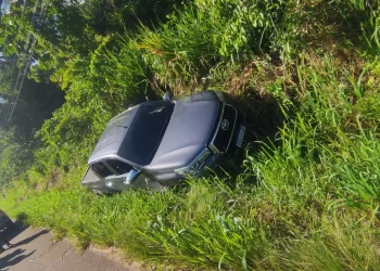 Ao fugir da Polícia Militar, homem que dirigia uma picape roubada em Belém capota na BR-316, em Santa Izabel do Pará (Divulgação)