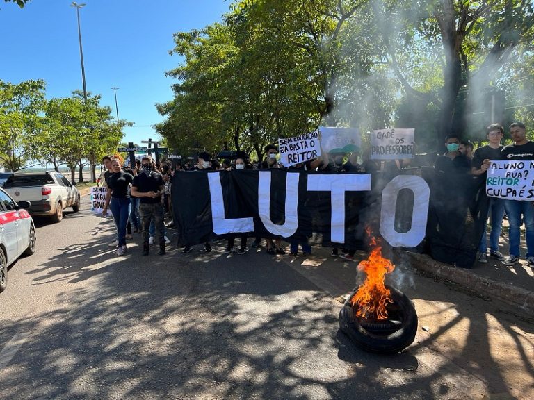Estudantes de vários cursos da UEPA em Marabá fazem protesto na rodovia Transamazônica
