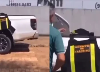 fonte"A pessoa que é para dar exemplo, tá aqui ó! Todo errado!", expõe o agente de trânsito na gravação. (Reprodução / Redes sociais via Whatsapp)