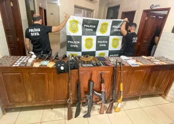 Arsenal com várias armas, drogas e dinheiro foi apreendido com suspeitos em Ulianópolis, PA — Foto: Polícia Civil/Divulgação