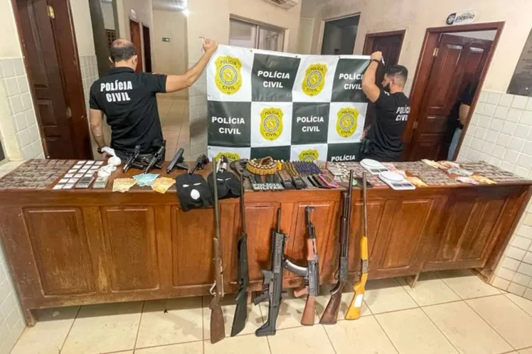 Arsenal com várias armas, drogas e dinheiro foi apreendido com suspeitos em Ulianópolis, PA — Foto: Polícia Civil/Divulgação