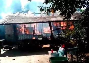 fonteAs chamas foram tão rápidas que deu apenas para retirar um veículo que, aparentemente, também foi atingido no acidente. (Reprodução / O Impacto)