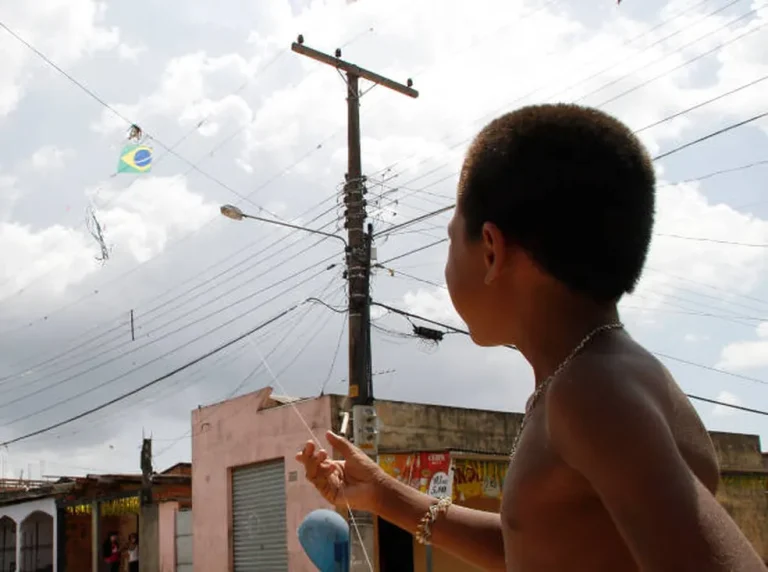 Quase 2 mil ocorrências de acidentes com pipas nas redes elétricas são registradas no Pará — Foto: Elivaldo Pamplona/O Liberal