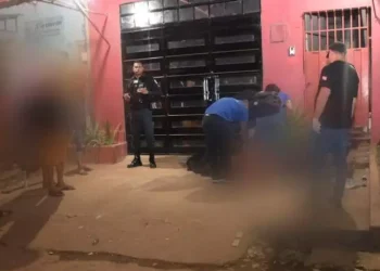 Toques: 1.695321 Um homem foi morto a tiro em Marabá, no sudeste do Pará. A vítima foi identificada como Genilson Andrade Vieira, de aproximadamente 50 anos. Ele . Segundo informações da Polícia Civil, Genilson carregava uma faca na cintura no momento do crime. (Divulgação/Correio de Carajás)