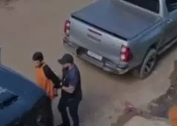 Momento em que policiais prendem dois jovens suspeitos de participação em assalto milionário em Itaituba (Divulgação/Portal Plantão 24horas News)