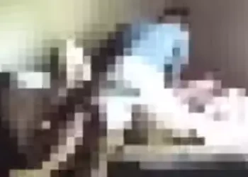 À polícia, a amiga da vítima contou que registrou a agressão como prova do momento em que o homem estava enforcando a esposa em cima de uma cama (Reprodução/Imagens de celular)