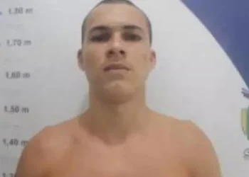 Everson dos Santos Araújo tinha passagens por tráfico de drogas e deveria estar em prisão domiciliar no momento que cometeu o crime. (Reprodução / Whatsapp / Sem autoria)
