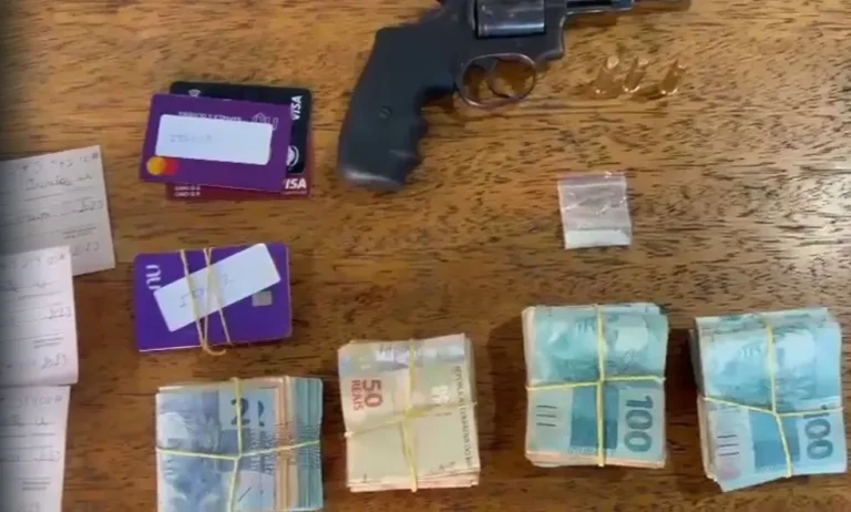 Dinheiro e arma foram apreendidos pela PF durante operação no Pará — Foto: PF/Divulgação