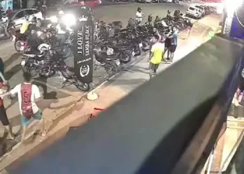 Imagens de câmeras de segurança mostram o momento da agressão. (Reprodução / Vídeo portal O Impacto)