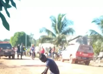 . Os agentes teriam sido recebidos a tiros, supostamente, pelo adolescente e o comparsa ao chegarem no local. (Reprodução / Plantão 24 Horas News)