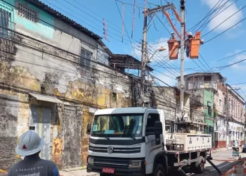 A orientação é de que ninguém deve mexer na rede elétrica durante o serviço, pois a energia poderá voltar antes do horário previsto. (Divulgação/ Equatorial Energia)