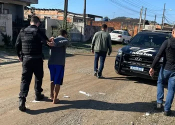 Dois homens e uma mulher foram presos por suspeita de planejar roubos, tráfico de drogas e extorsão a empresários na região de Castanhal, no nordeste do Pará — Foto: Polícia Civil Pará