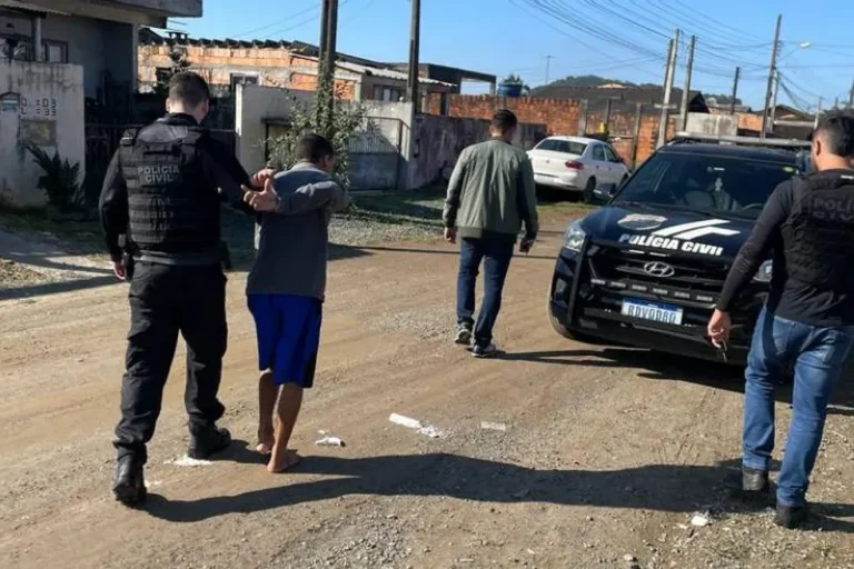 Dois homens e uma mulher foram presos por suspeita de planejar roubos, tráfico de drogas e extorsão a empresários na região de Castanhal, no nordeste do Pará — Foto: Polícia Civil Pará