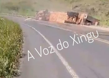 Carreta tomba na BR-230 próximo à Usina Belo Monte, no Pará