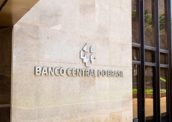 O que é o Drex? O “Drex” é apenas uma representação virtual da moeda física brasileira e, como as cripto moedas, não vai depender de oferta e demanda, nem apresentar variação de preço. Vale destacar que, segundo o Banco Central, o real digital funcionará em blockchain, sistema usado pelas criptomoedas. E, principalmente, não se trata de uma criptomoeda, porque será garantida pelo governo.