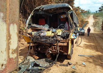 Motorista de micro-ônibus fica gravemente ferido após colidir veículo com traseira de caminhão-tanque na BR-230, entre Rurópolis e Placas