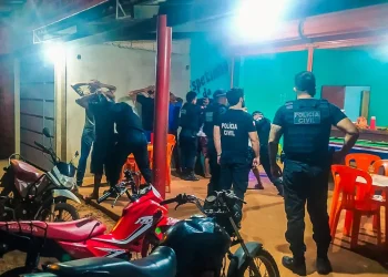Órgãos de segurança fiscalizaram bares durante a operação integrada em Rurópolis — Foto: Polícia Civil / Divulgação