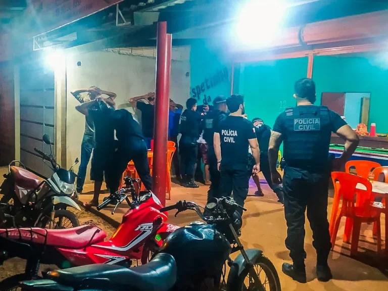 Órgãos de segurança fiscalizaram bares durante a operação integrada em Rurópolis — Foto: Polícia Civil / Divulgação