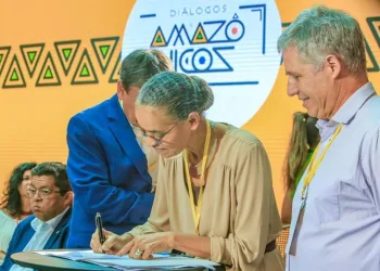 A ministra Marina Silva assina acordo interministerial em torno do Bolsa Verde. — Foto: Audiovisual / PR