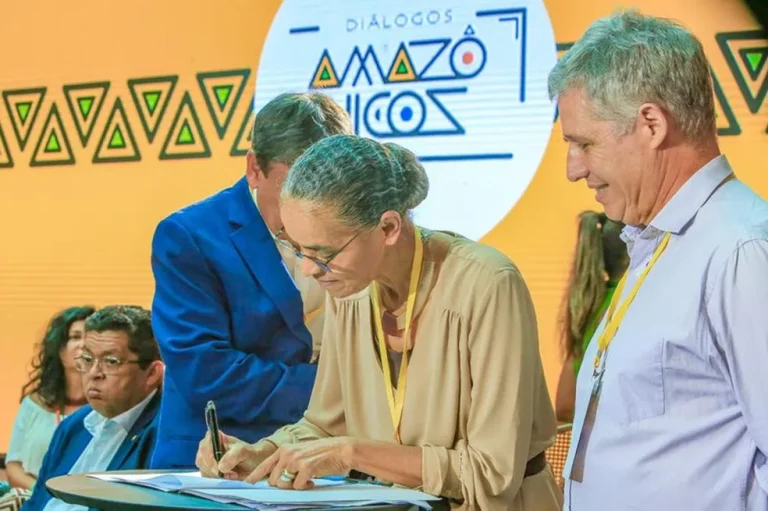 A ministra Marina Silva assina acordo interministerial em torno do Bolsa Verde. — Foto: Audiovisual / PR