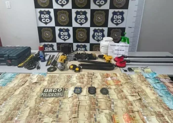 Uma grande quantidade de dinheiro foi encontrada na operação. A polícia não divulgou valores (Ascom - Polícia Civil)