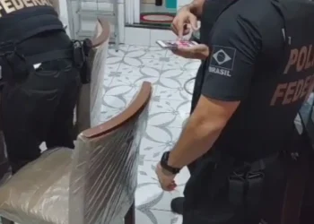 Agentes da PF no imóvel em que estava o suspeito, em Belém. — Foto: Ascom / PF-PA