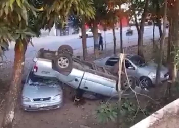 Caminhonete capota e cai sobre dois veículos em Parauapebas, no Pará