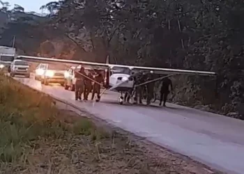 Avião faz pouso forçado em rodovia do Pará. — Foto: Reprodução / Redes sociais