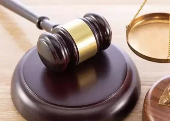 Segundo o MPF, sete trabalhadores, sendo que dois estavam alojados em condições degradantes, sem instalações sanitárias, em locais sem portas, janelas e com o telhado deteriorado, sem armários para acomodar os pertences nem energia elétrica, água encanada e local adequado para fazerem as refeições. (Reprodução / Freepik / Imagem ilustrativa)