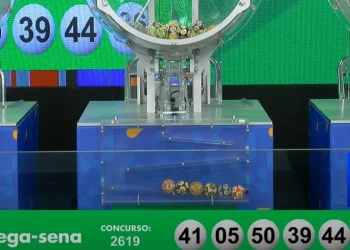 O concurso 2.619 da Mega-Sena foi realizado na noite desta quarta-feira (9), em São Paulo. Ninguém acertou as seis dezenas, e o prêmio para o próximo sorteio acumulou em R$ 115 milhões. Veja os números sorteados: 05 - 36 - 39 - 41 - 44 - 50. 5 acertos - 83 apostas ganhadoras: R$ 76.879,44 4 acertos - 6.849 apostas ganhadoras: R$ 1.330,95 O próximo sorteio da Mega será no sábado (12).
