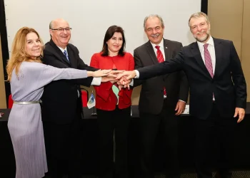 O presidente do BID, Ilan Goldfajn, a ministra Simone Tebet (Planejamento) e o presidente do BNDES, Aloizio Mercadante, na assinatura da carta de intenções para uma linha de crédito amazônica. — Foto: Divulgação/BID