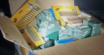 Durante buscas, a polícia encontrou no porta-malas do veículo uma caixa com aproximadamente 2 mil munições de vários calibres. (Divulgação/ PRF)