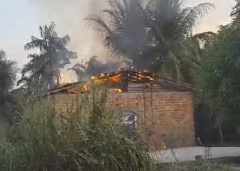 Imagens que circulam nas redes sociais mostram parte da residência do casal sendo consumida pelas chamas. Por meio de fotos, é possível ver o fogo destruindo o telhado do imóvel, localizado bem próximo de uma área de mata. (Reprodução/ Redes sociais)