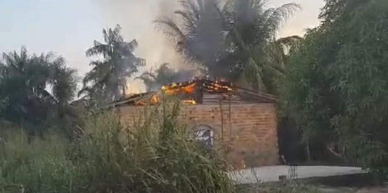 Imagens que circulam nas redes sociais mostram parte da residência do casal sendo consumida pelas chamas. Por meio de fotos, é possível ver o fogo destruindo o telhado do imóvel, localizado bem próximo de uma área de mata. (Reprodução/ Redes sociais)